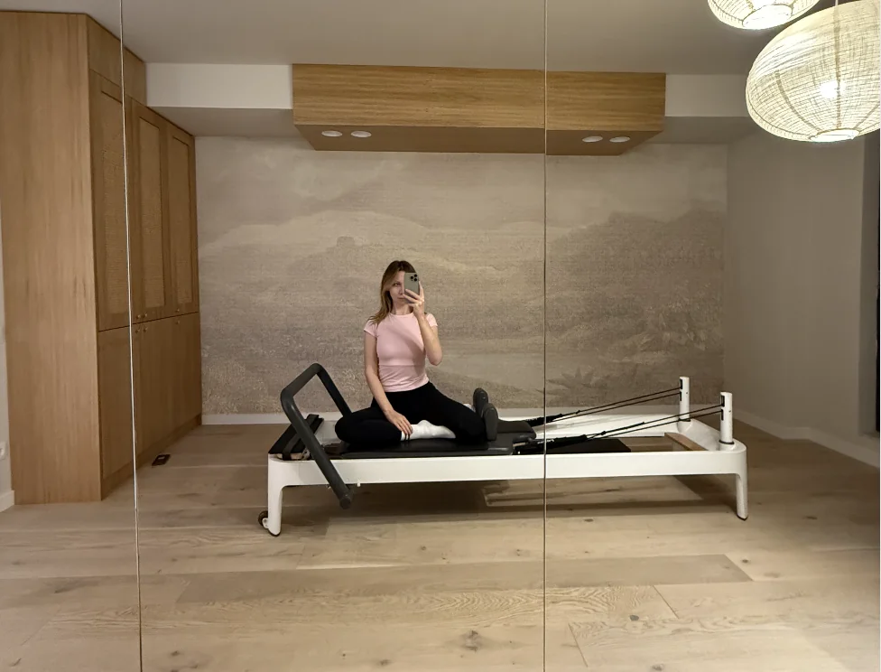Detaliu interior cu zonă lounge și perdele la studio Feroviarilor