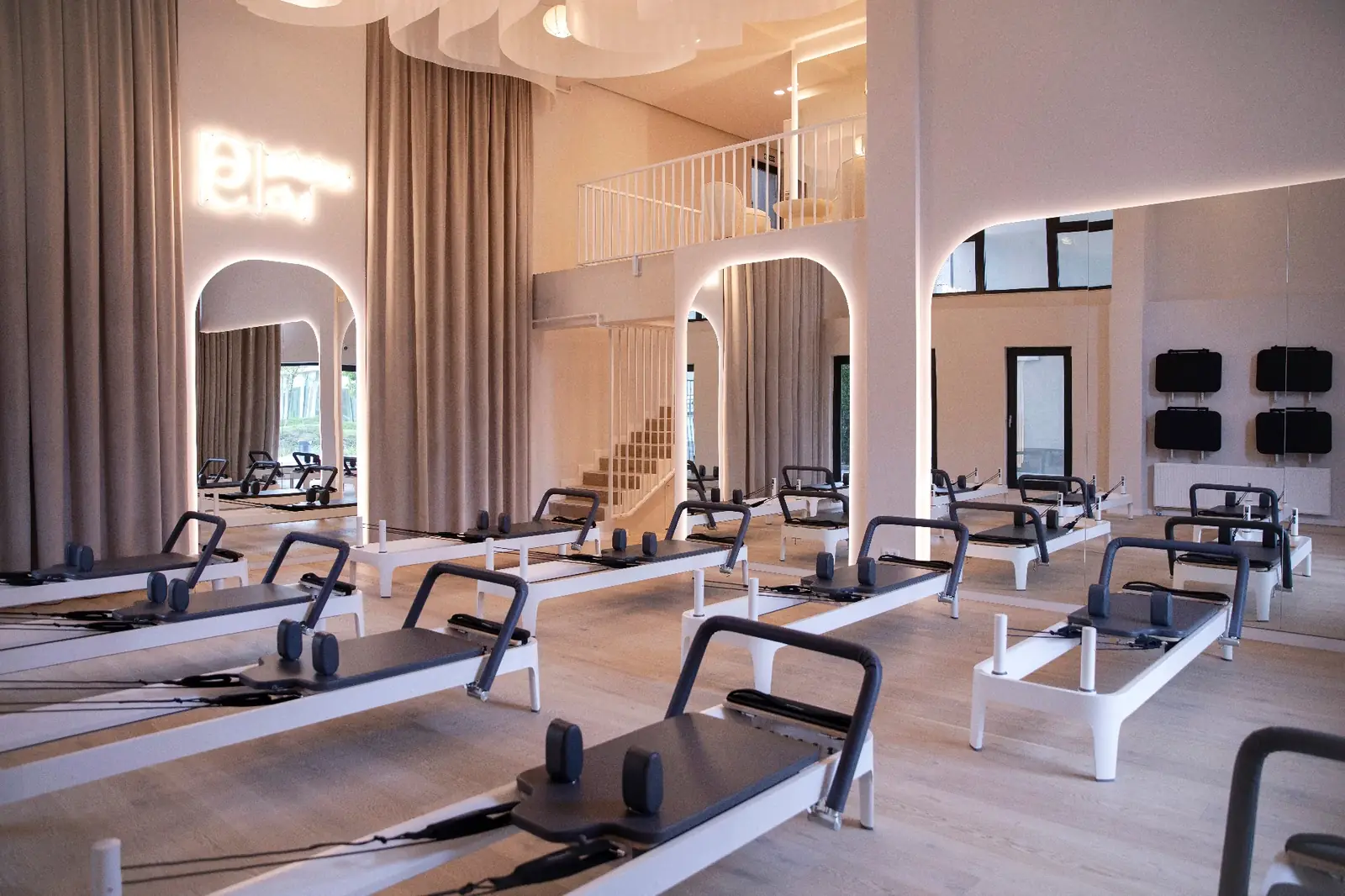 Sala principală cu aparate Reformer la studio Feroviarilor