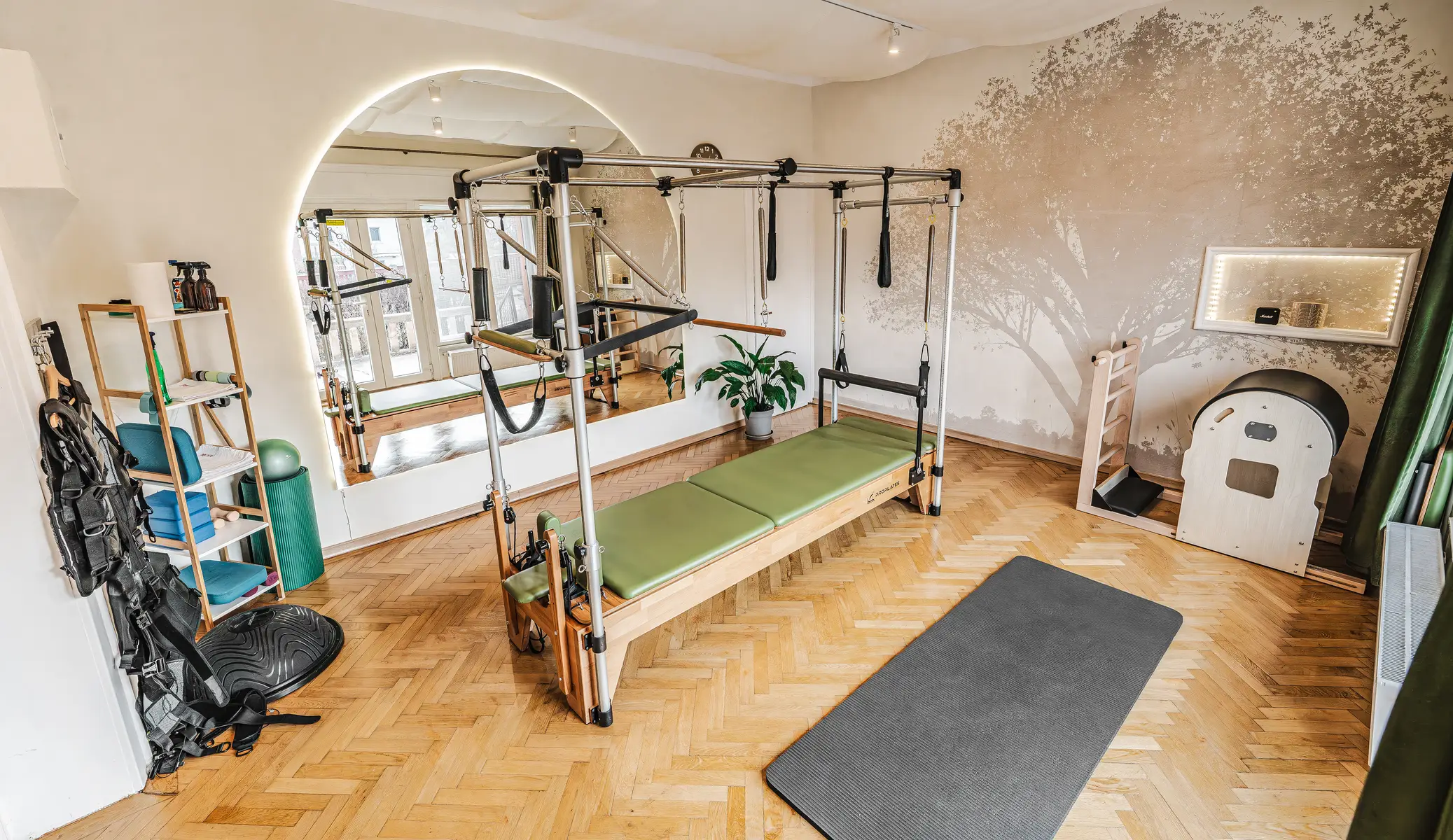 Studio Pilates Reformer în Cluj-Napoca, lumină naturală caldă